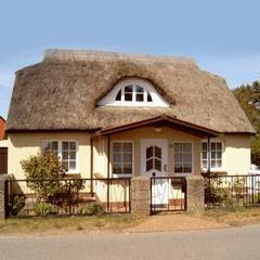 Ferienhaus und Ferienwohnungen unter Reet - in Born am Dar