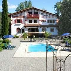 Ferienwohnungen + Zimmer in ruhiger Stadtvilla mit Park + Pool - in Prades