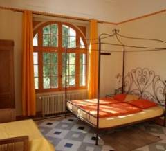 Ferienwohnungen + Zimmer in ruhiger Stadtvilla mit Park + Pool - in Prades